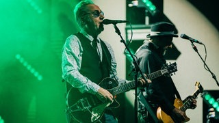 Fury in the Slaughterhouse haben den Pioneer of Pop-Award beim SWR3 New Pop Special von Thees Uhlmann überreicht bekommen (Foto: SWR3, DNA-Collective) Fury in the Slaughterhouse haben den Pioneer of Pop-Award beim SWR3 New Pop Special von Thees Uhlmann überreicht bekommen