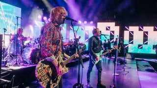 Fury in the Slaughterhouse haben den Pioneer of Pop-Award beim SWR3 New Pop Special von Thees Uhlmann überreicht bekommen (Foto: SWR3, DNA-Collective) Fury in the Slaughterhouse haben den Pioneer of Pop-Award beim SWR3 New Pop Special von Thees Uhlmann überreicht bekommen