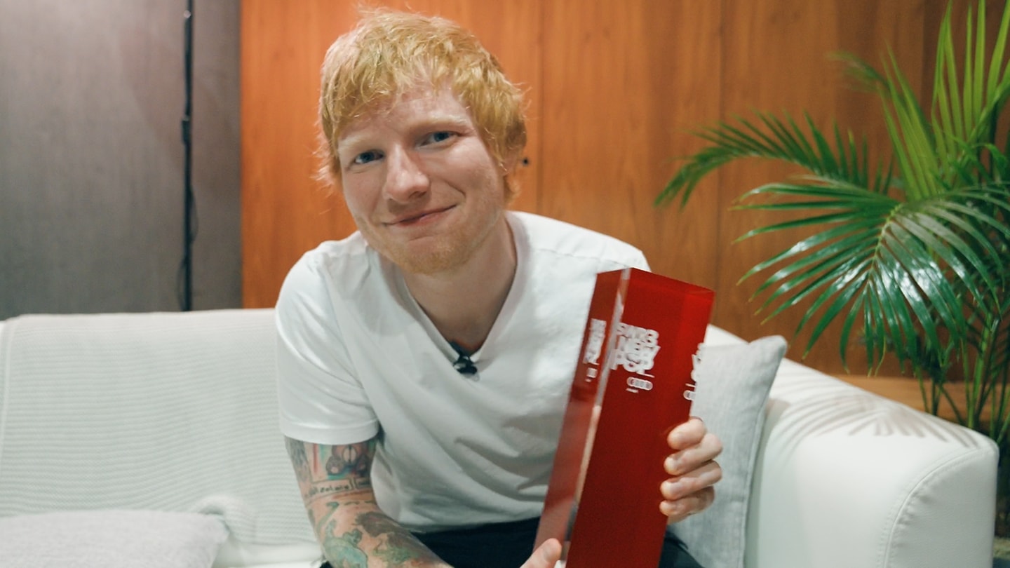 Ed Sheeran mit seinem „SWR3 Pioneer Of Pop”-Award 2022 (Foto: SWR)