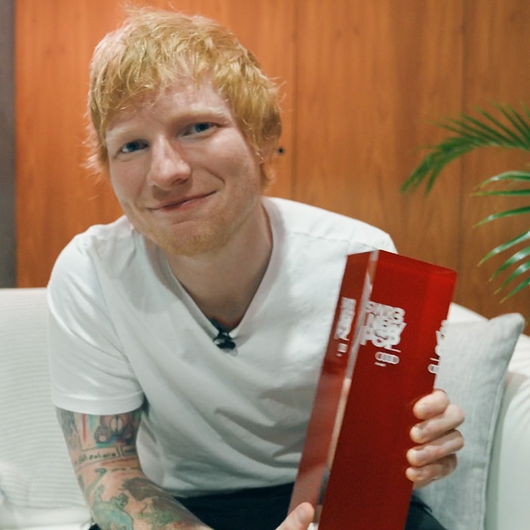 Ed Sheeran mit seinem „SWR3 Pioneer Of Pop”-Award 2022 (Foto: SWR)