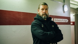 Rea Garvey steht im Backstage-Bereich des Baden-Badener Festspielhauses.