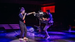 Namika spielt bei der Probe mit der Kamera