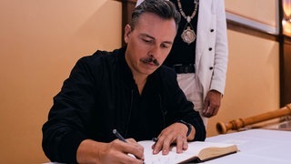 DJ Purple Disco Machine schreibt ins Goldene Buch der Stadt Baden-Baden