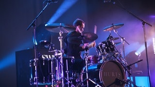 Der Schlagzeuger der Band Hurts spielt beim New Pop Festival 2010 mit eingegipstem Daumen. (Foto: SWR3) Der Schlagzeuger der Band Hurts spielt beim New Pop Festival 2010 mit eingegipstem Daumen.