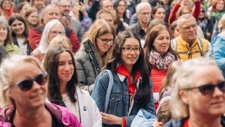 Besucherinnen und Besucher beim SWR3 New Pop Festival 2024. (Foto: SWR3, Oliver Matlok) Besucherinnen und Besucher beim SWR3 New Pop Festival 2024.