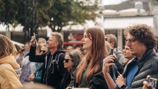 Besucherinnen und Besucher beim SWR3 New Pop Festival 2024. (Foto: SWR3, Oliver Matlok) Besucherinnen und Besucher beim SWR3 New Pop Festival 2024.