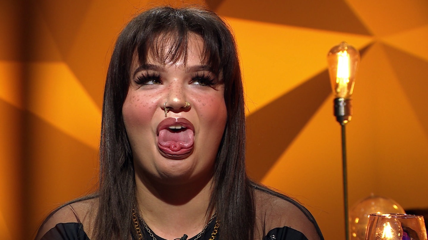 Foto: SWR3 Lola Young zeigt ihre Zunge. (Foto: SWR3)