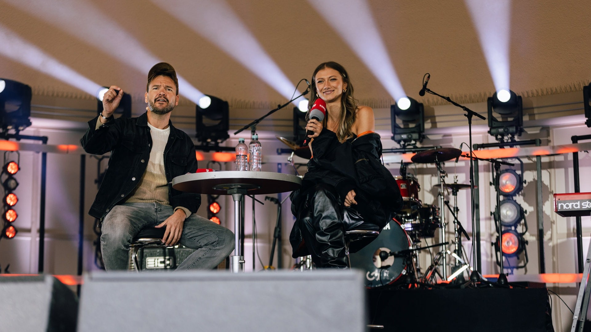 Foto: SWR, Oliver Matlok Leony im Interview beim SWR3 New Pop Festival 2022 (Foto: SWR, Oliver Matlok)
