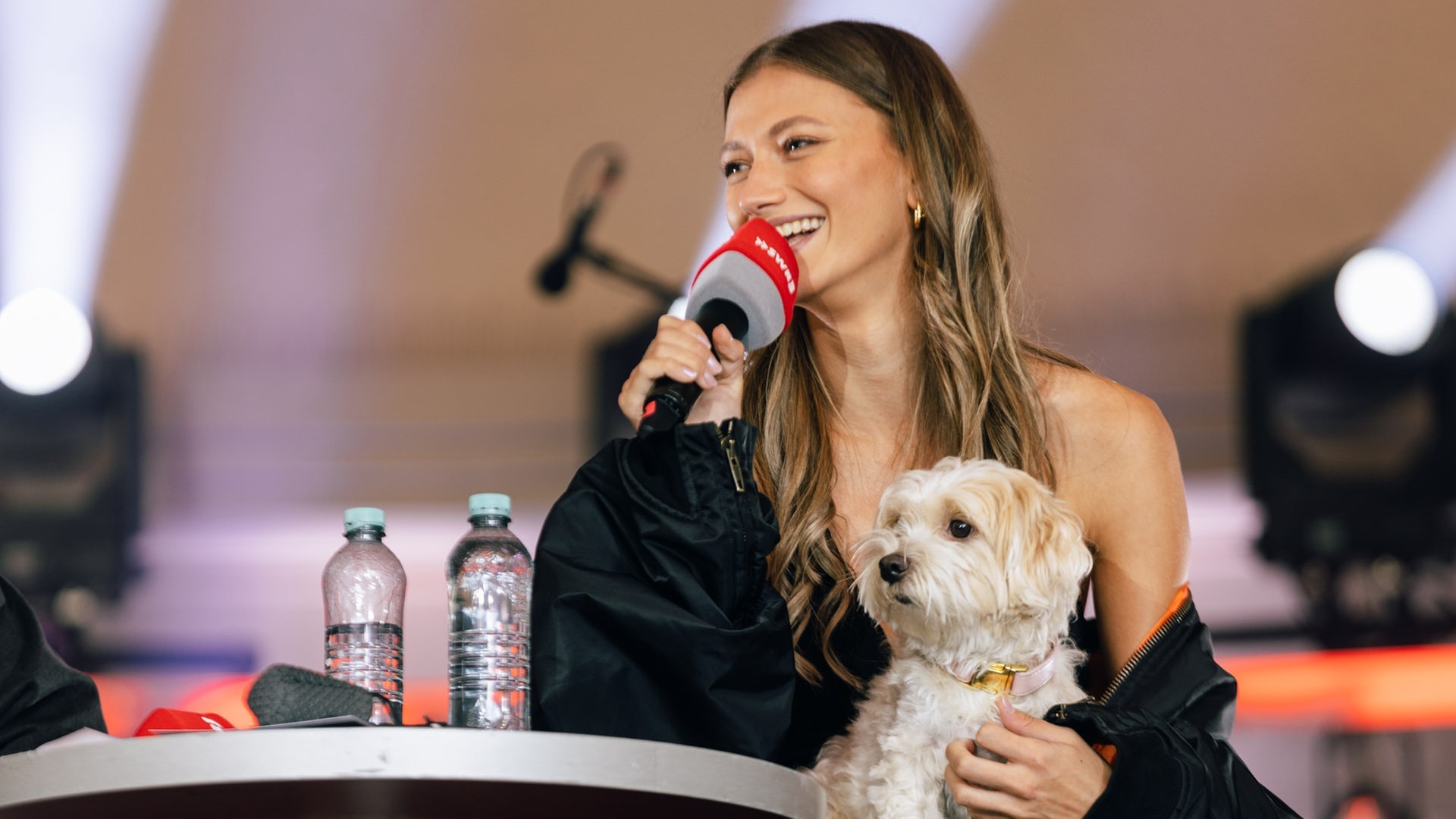 Foto: SWR, Oliver Matlok Leony im Interview beim SWR3 New Pop Festival 2022 (Foto: SWR, Oliver Matlok)