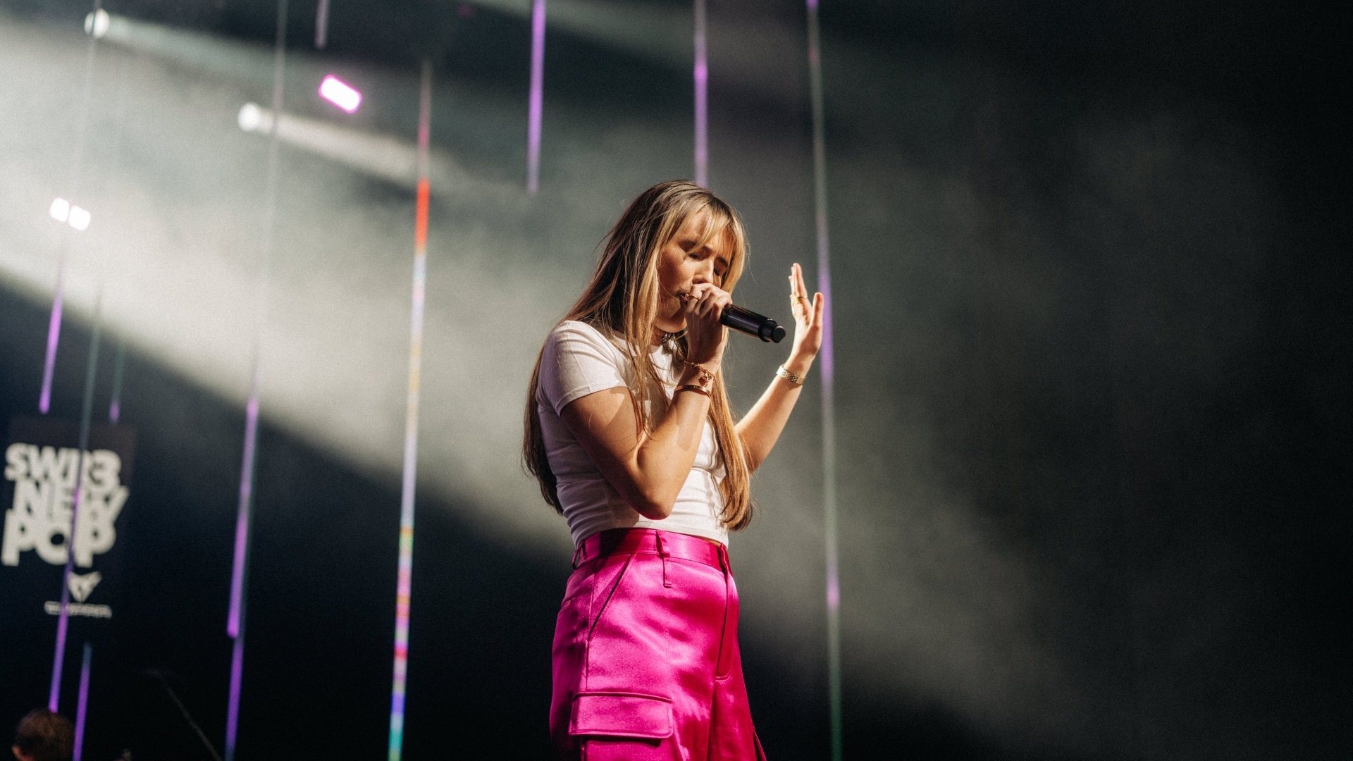 Mimi Webb am New Pop Festival 2023 (Foto: SWR3, Oliver Matlok)