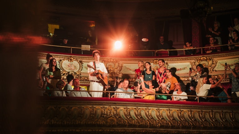 Mayberg spielt im Kurhaus beim New Pop Festival 2023 (Foto: SWR3, Selina Gargiullo)