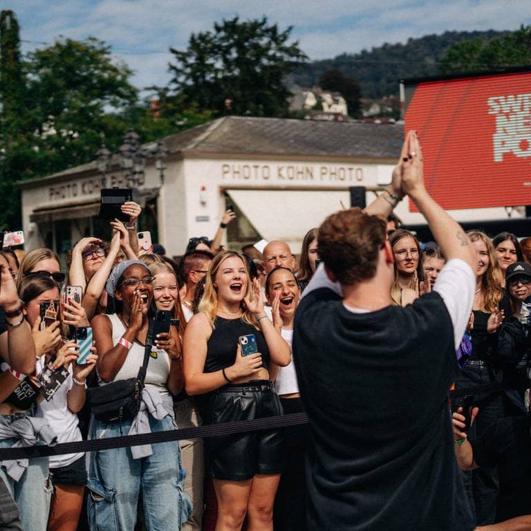 Only The Poets Fan Action beim New Pop Festival (Foto: SWR3, Oliver Matlok)