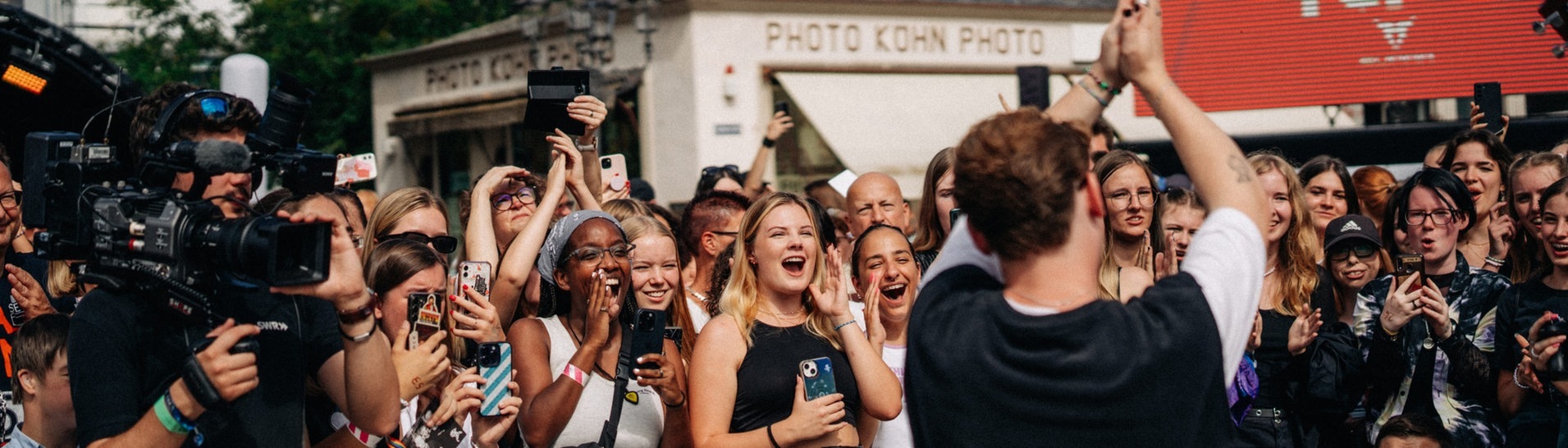 Only The Poets Fan Action beim New Pop Festival (Foto: SWR3, Oliver Matlok)