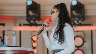Joy Crookes im Startalk beim SWR3 New Pop Festival (Foto: SWR, Ronny Zimmermann) Joy Crookes im Startalk beim SWR3 New Pop Festival