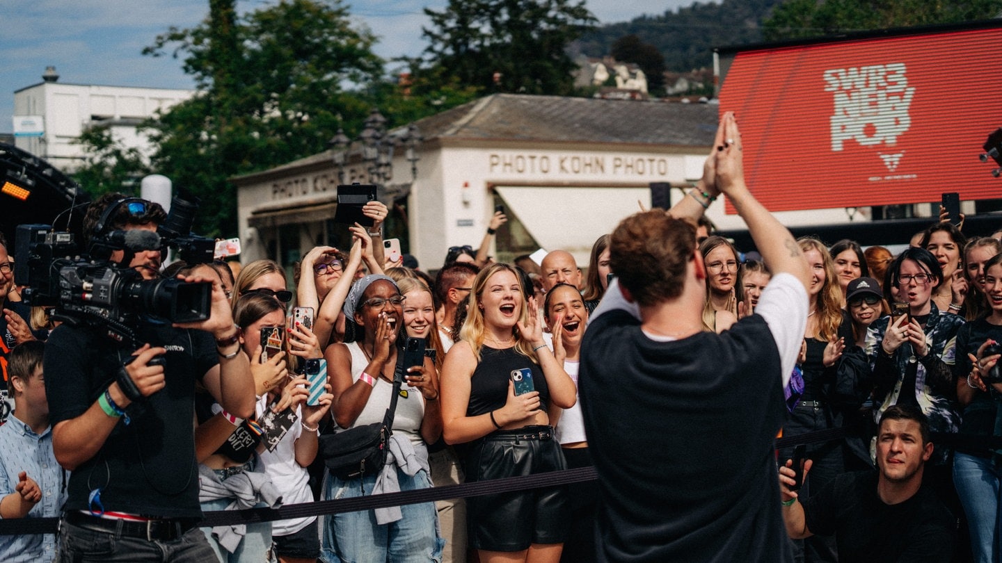 Only The Poets Fan Action beim New Pop Festival (Foto: SWR3, Oliver Matlok)