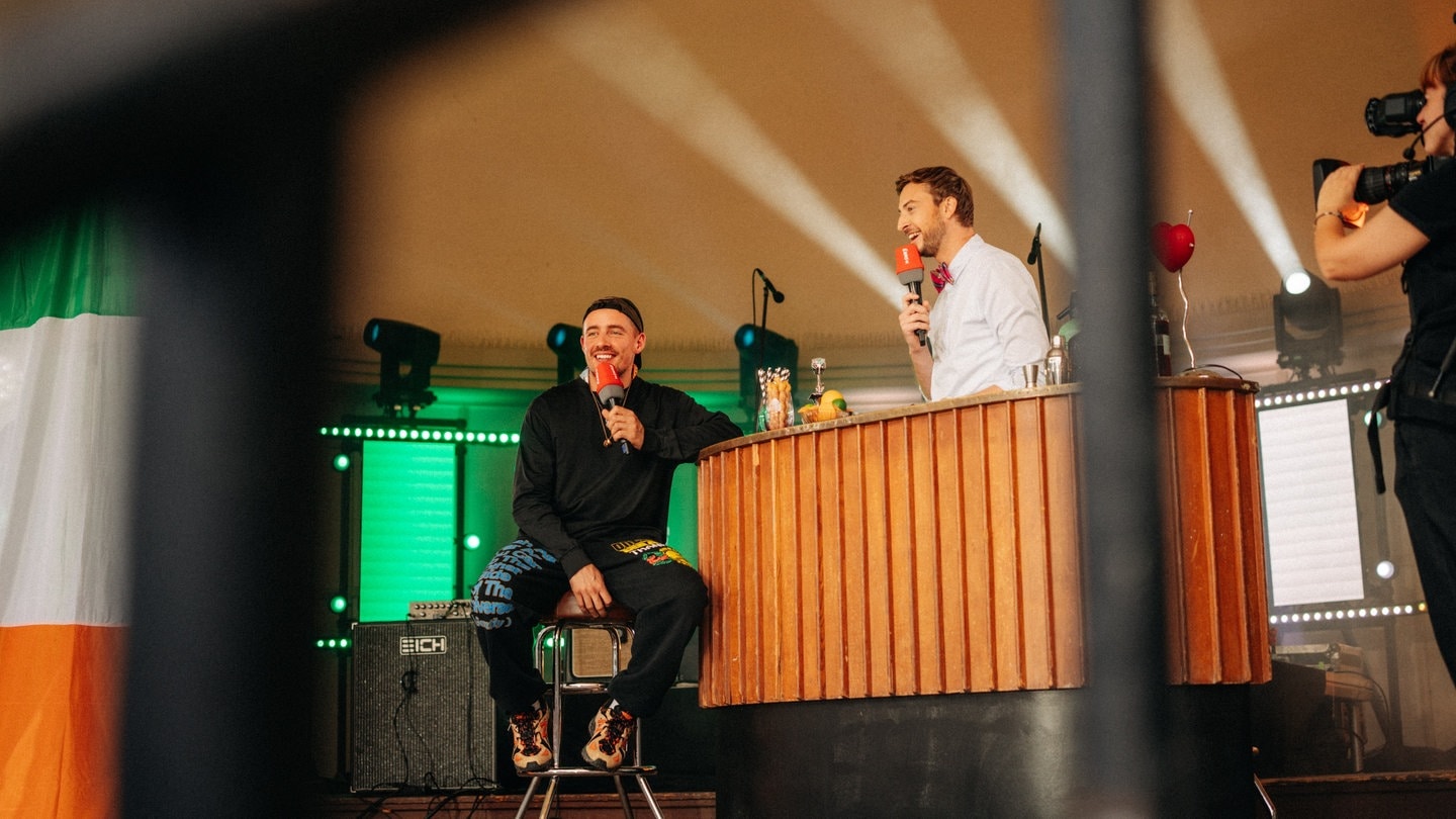 Dermot Kennedy beim SWR3 New Pop Festival 2023 im Startalk mit Constantin Zöller (Foto: SWR3, Oliver Matlok)