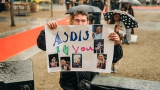 SWR3 New Pop Festival: Ein Fan präsentiert stolz sein Plakat, auf dem steht: „Ásdís I love you“. (Foto: SWR3, Niko Neithardt) SWR3 New Pop Festival: Ein Fan präsentiert stolz sein Plakat, auf dem steht: „Ásdís I love you“.