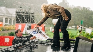 Beim SWR3 New Pop Festival übergibt ein Fan im Regen ein Plakat an Ásdís. (Foto: SWR3, Niko Neithardt) Beim SWR3 New Pop Festival übergibt ein Fan im Regen ein Plakat an Ásdís.