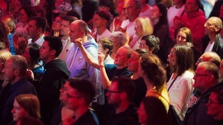 Besucherinnen und Besucher auf dem New Pop Festival 2024. (Foto: SWR3, Adrian Walter) Besucherinnen und Besucher auf dem New Pop Festival 2024.