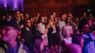 Besucherinnen und Besucher auf dem New Pop Festival 2024. (Foto: SWR3, Ronny Zimmermann) Besucherinnen und Besucher auf dem New Pop Festival 2024.
