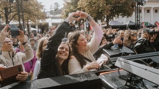 Besucherinnen und Besucher auf dem New Pop Festival 2024. (Foto: SWR3, Ronny Zimmermann) Besucherinnen und Besucher auf dem New Pop Festival 2024.