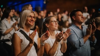 Besucherinnen und Besucher auf dem New Pop Festival 2024. (Foto: SWR3, Ronny Zimmermann) Besucherinnen und Besucher auf dem New Pop Festival 2024.