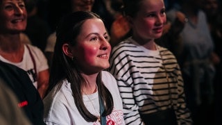 Fan Amelie übergibt Asdis ein Freundschaftsarmbändchen beim New Pop Festival. (Foto: SWR3) Fan Amelie übergibt Asdis ein Freundschaftsarmbändchen beim New Pop Festival.