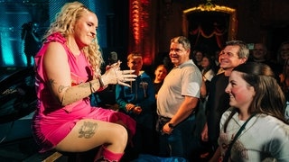 Fan Amelie übergibt Asdis ein Freundschaftsarmbändchen beim New Pop Festival. (Foto: SWR3) Fan Amelie übergibt Asdis ein Freundschaftsarmbändchen beim New Pop Festival.