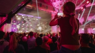 Besucherinnen und Besucher auf dem New Pop Festival 2024. (Foto: SWR3, Ronny Zimmermann) Besucherinnen und Besucher auf dem New Pop Festival 2024.