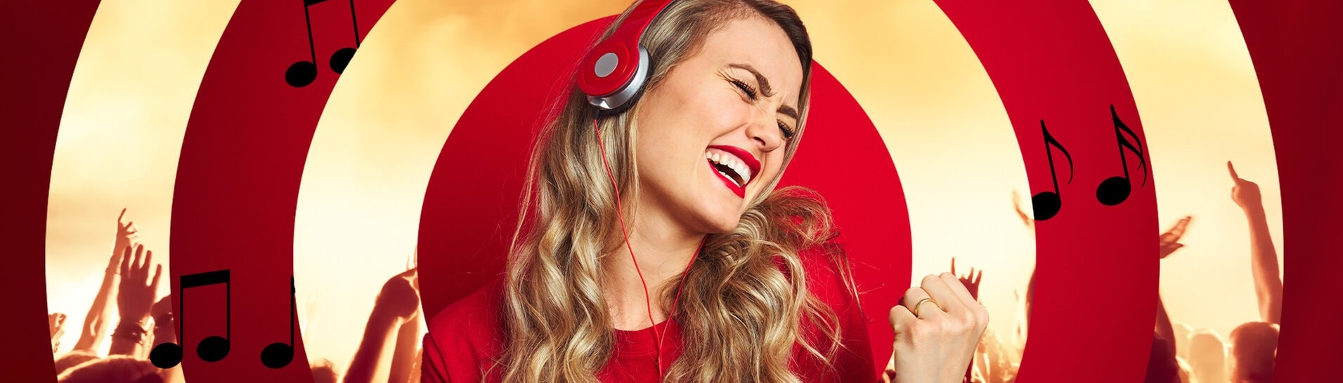 Frau hört über Kopfhörer Musik (Foto: AdobeStock: olaf herschbach/EyeEm/endstern/Krakenimages.com)