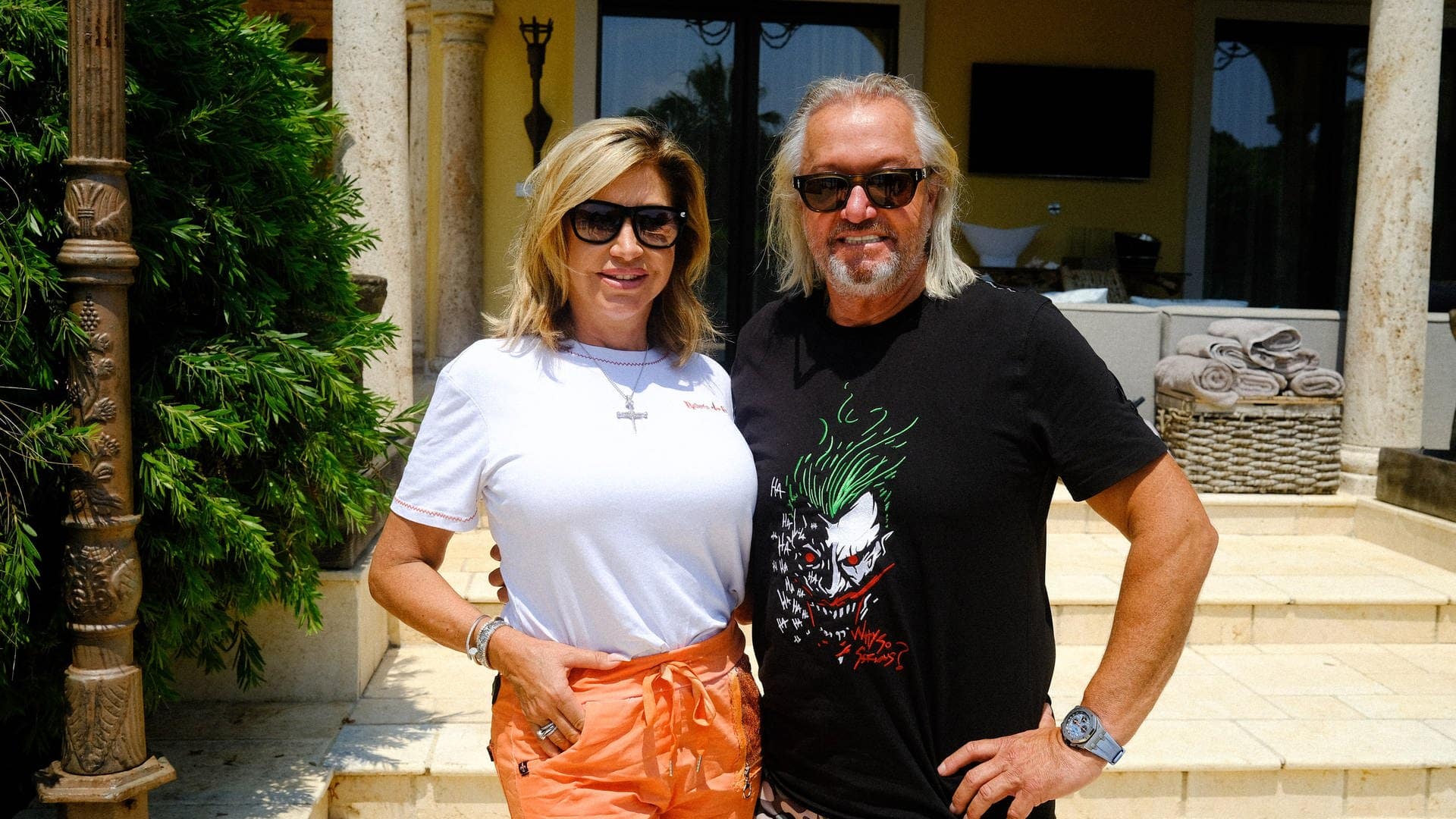 Carmen und Robert Geiss vor ihrer Villa in Saint-Tropez (Foto: SWR3)