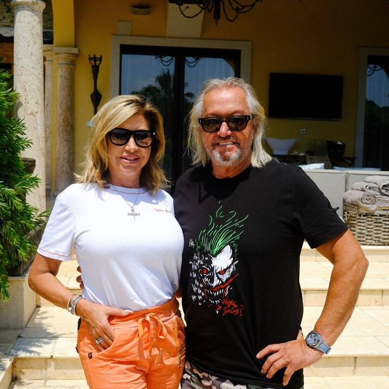 Carmen und Robert Geiss vor ihrer Villa in Saint-Tropez (Foto: SWR3)