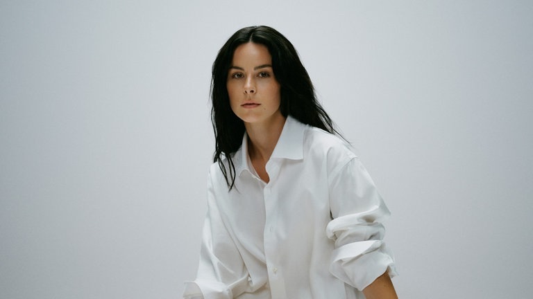 Lena Meyer-Landrut mit weißer Bluse (Foto: Felix Aaron, Universal Music)