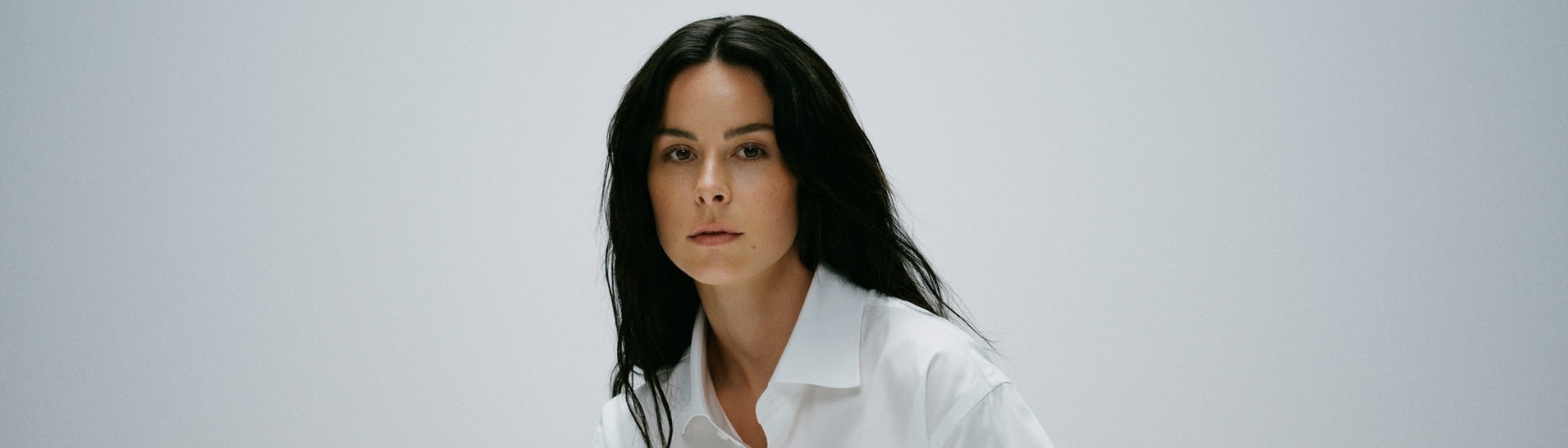 Lena Meyer-Landrut mit weißer Bluse (Foto: Felix Aaron, Universal Music)