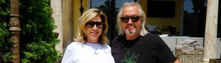 Carmen und Robert Geiss vor ihrer Villa in Saint-Tropez