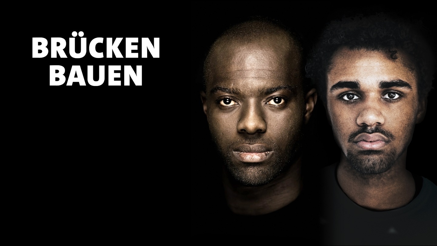 Hans Sarpei spricht mit Schauspieler Langston Uibel über Rassismus. (Foto: SWR, Max Sonnenschein)