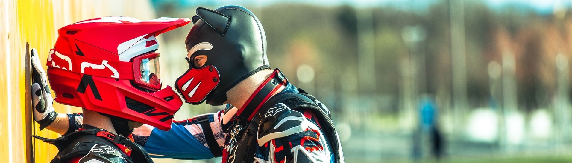 Human Pupplay: Welpen-Rollenspiel mit Puppy Marlon und Puppy Leo (Foto: gearimages)
