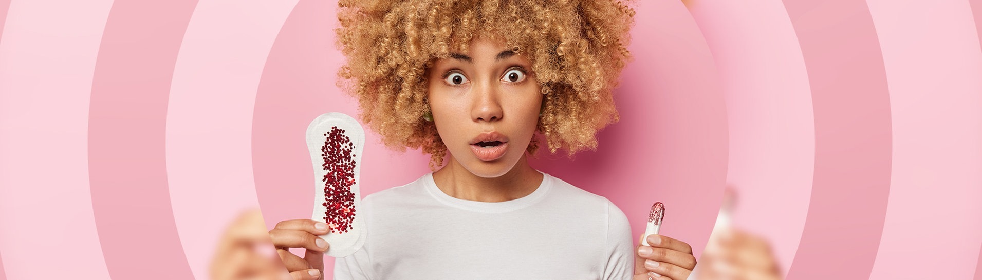 Frau mit Binde und Tampon in der Hand (Foto: Adobestock Wayhome Studio)