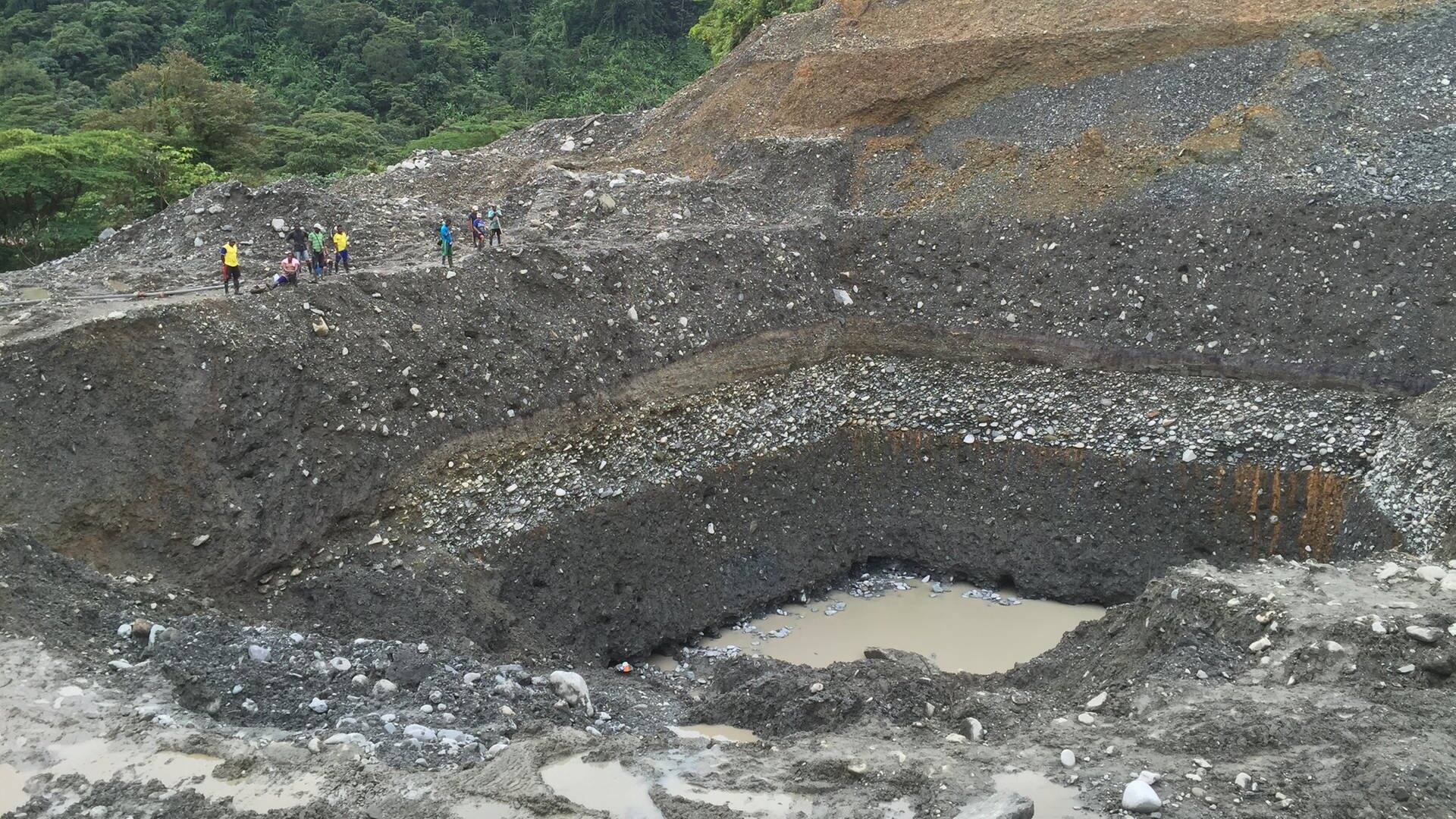 Das riesige Förderloch einer illegalen Goldmine in Kolumbien (Foto: picture-alliance / Reportdienste, Picture Alliance)