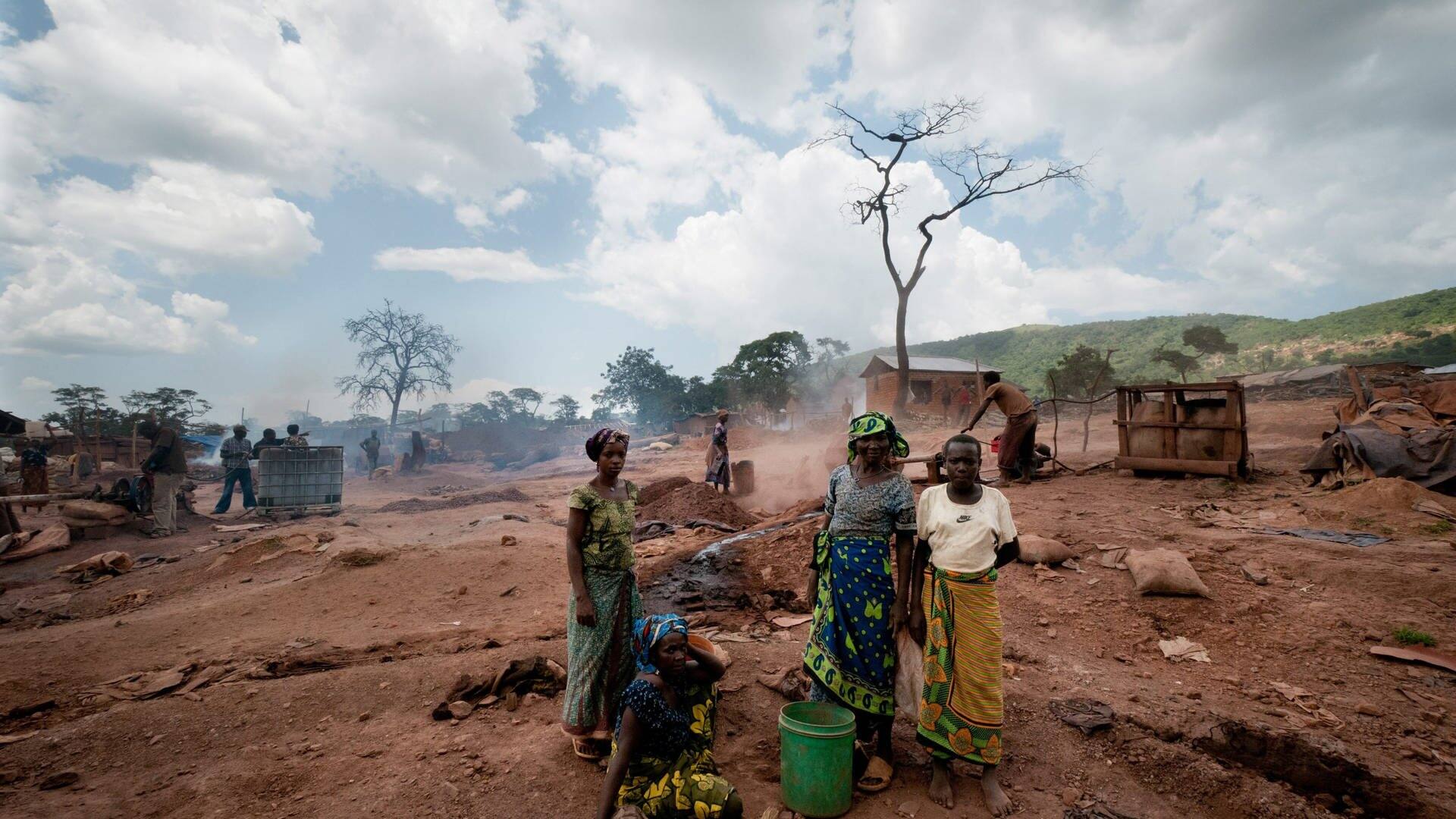 Frauen und Minderjährige in einer Goldmine in Tansania (Foto: picture-alliance / Reportdienste, Picture Alliance)