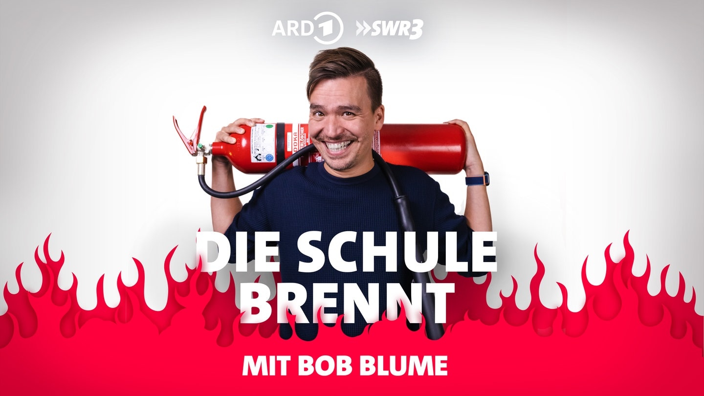 Die Schule brennt. Bob Blume mit Feuerlöscher vor Flammen (Foto: SWR3)