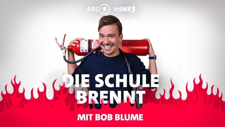 Die Schule brennt. Bob Blume mit Feuerlöscher vor Flammen (Foto: SWR3)