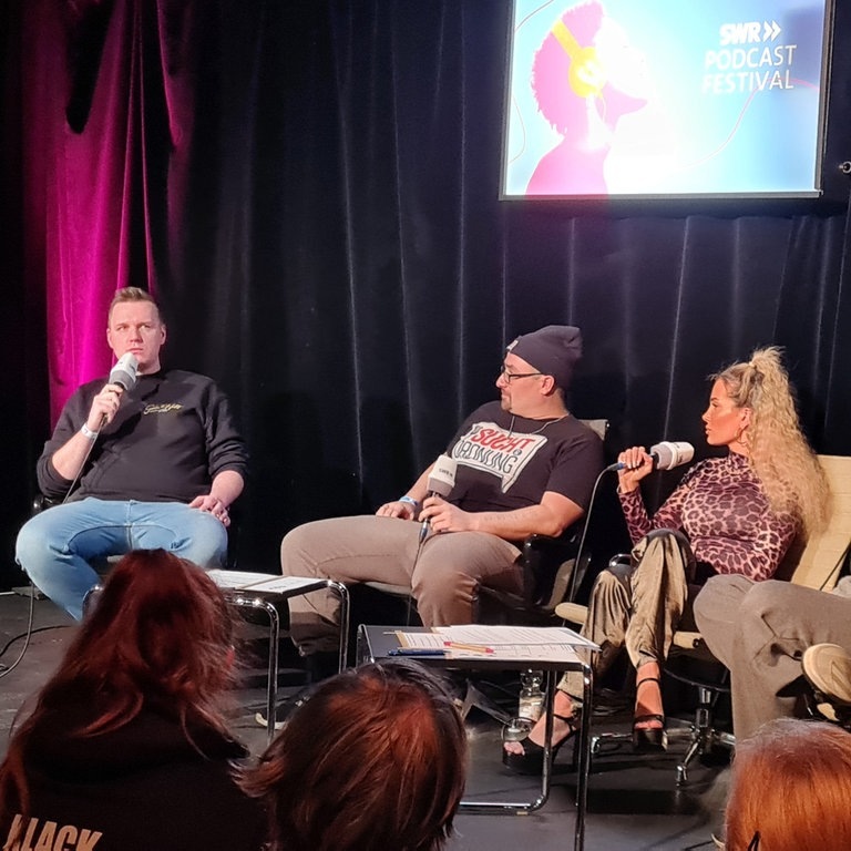 Sascha Heilig, Roman Lemke, Nina Workhard und Maximilian Pollux beim SWR Podcastfestival (Foto: SWR3/Sandra Tiersch)