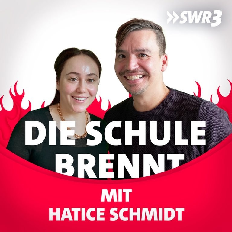 Hatice Schmidt und Bob Blume vor Flammen (Foto: SWR3)