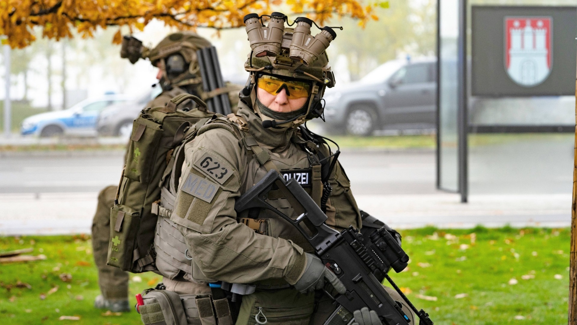 Foto: IMAGO, IMAGO / Chris Emil Janßen Polizist bei Terrorübung unter Baum (Foto: IMAGO, IMAGO / Chris Emil Janßen)