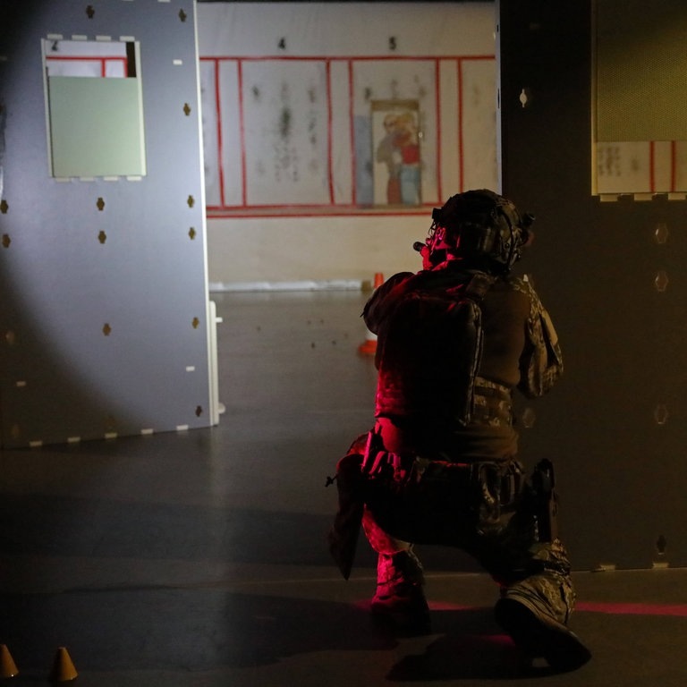 Ein Kommandosoldat führt im Schießausbildungszentrum des Kommando Spezialkräfte eine Schießübung im Dunkeln mit scharfer Munition durch. (Foto: IMAGO, IMAGO / Björn Trotzki)