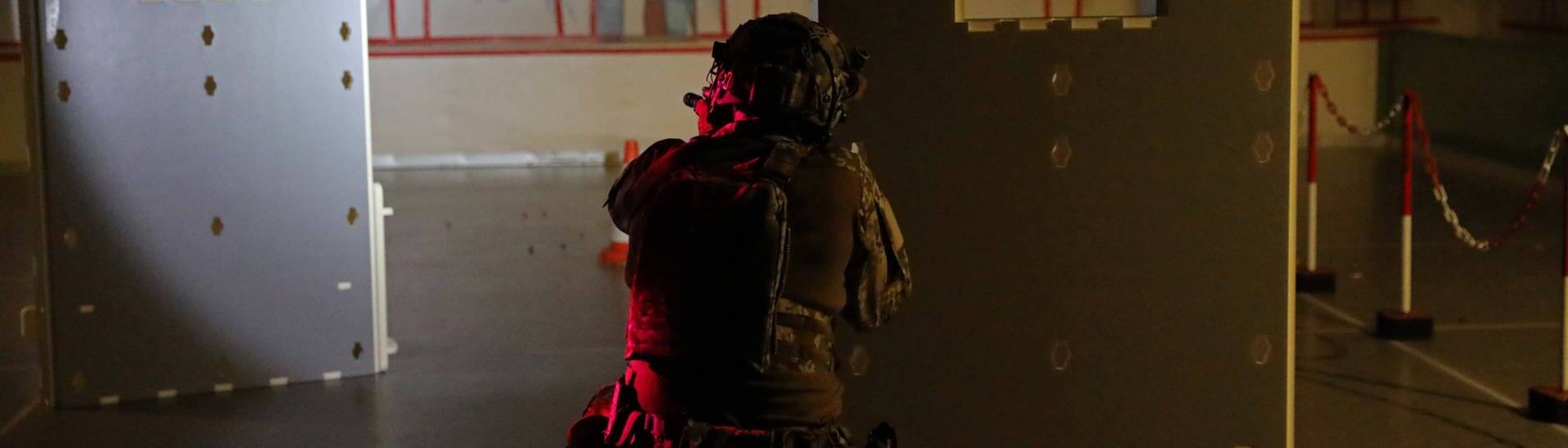Ein Kommandosoldat führt im Schießausbildungszentrum des Kommando Spezialkräfte eine Schießübung im Dunkeln mit scharfer Munition durch. (Foto: IMAGO, IMAGO / Björn Trotzki)