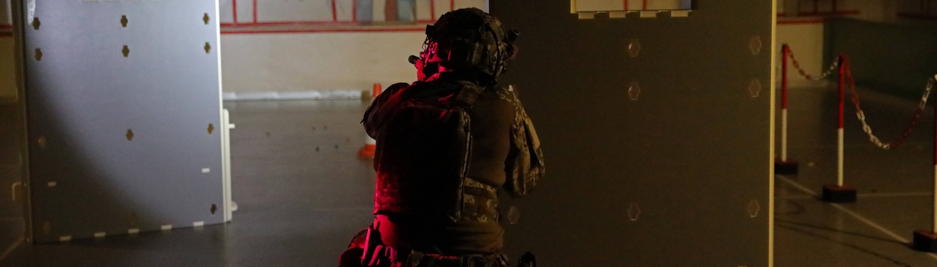 Ein Kommandosoldat führt im Schießausbildungszentrum des Kommando Spezialkräfte eine Schießübung im Dunkeln mit scharfer Munition durch. (Foto: IMAGO, IMAGO / Björn Trotzki)