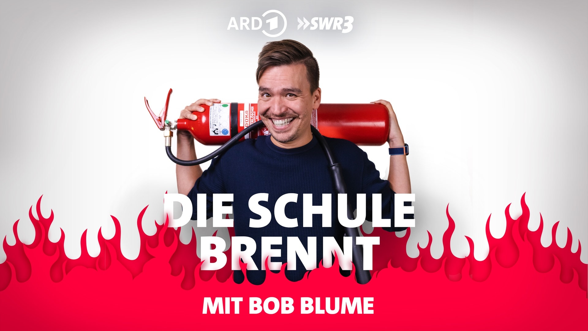 Die Schule brennt. Bob Blume mit Feuerlöscher vor Flammen (Foto: SWR3)