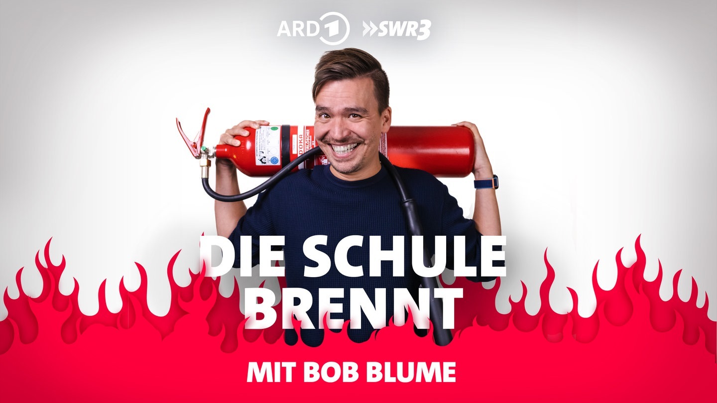 Foto: SWR3 Die Schule brennt. Bob Blume mit Feuerlöscher vor Flammen (Foto: SWR3)